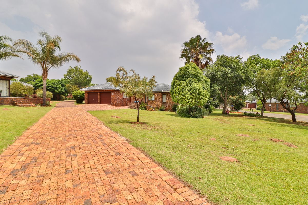Welcome to Marina Letata, one of the most sought-after estates on the banks of the Vaal Dam. - Photo 4