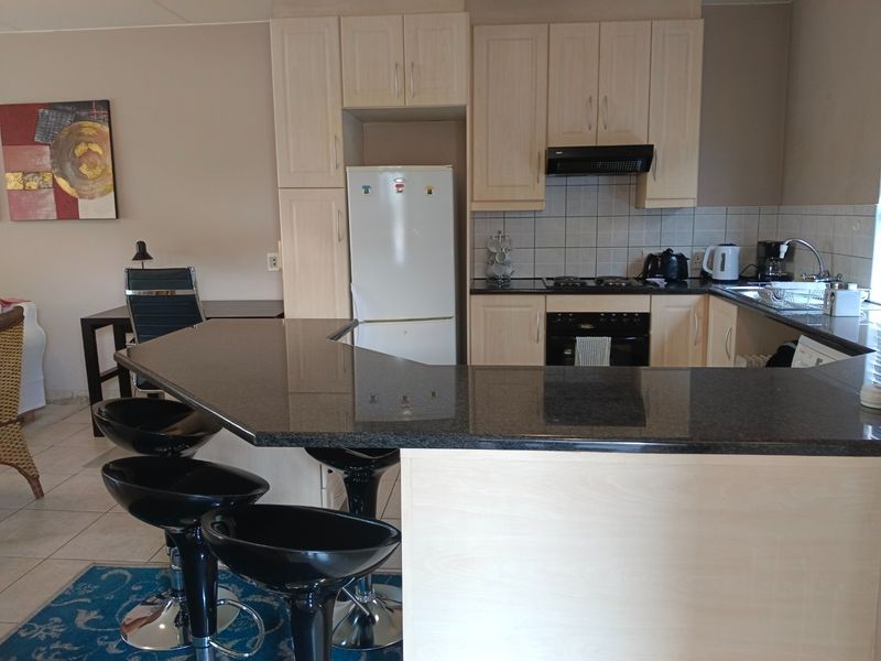 Modern Fully Furnished 2 Bed, 2.5 Bath Apartment – Prime Location! - Photo 6
