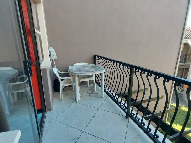 Modern 2- Bed, 2 -bath Apartment for Sale in Lennox Estate - Photo 10