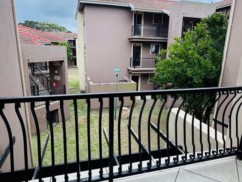 Modern 2- Bed, 2 -bath Apartment for Sale in Lennox Estate - Photo 9