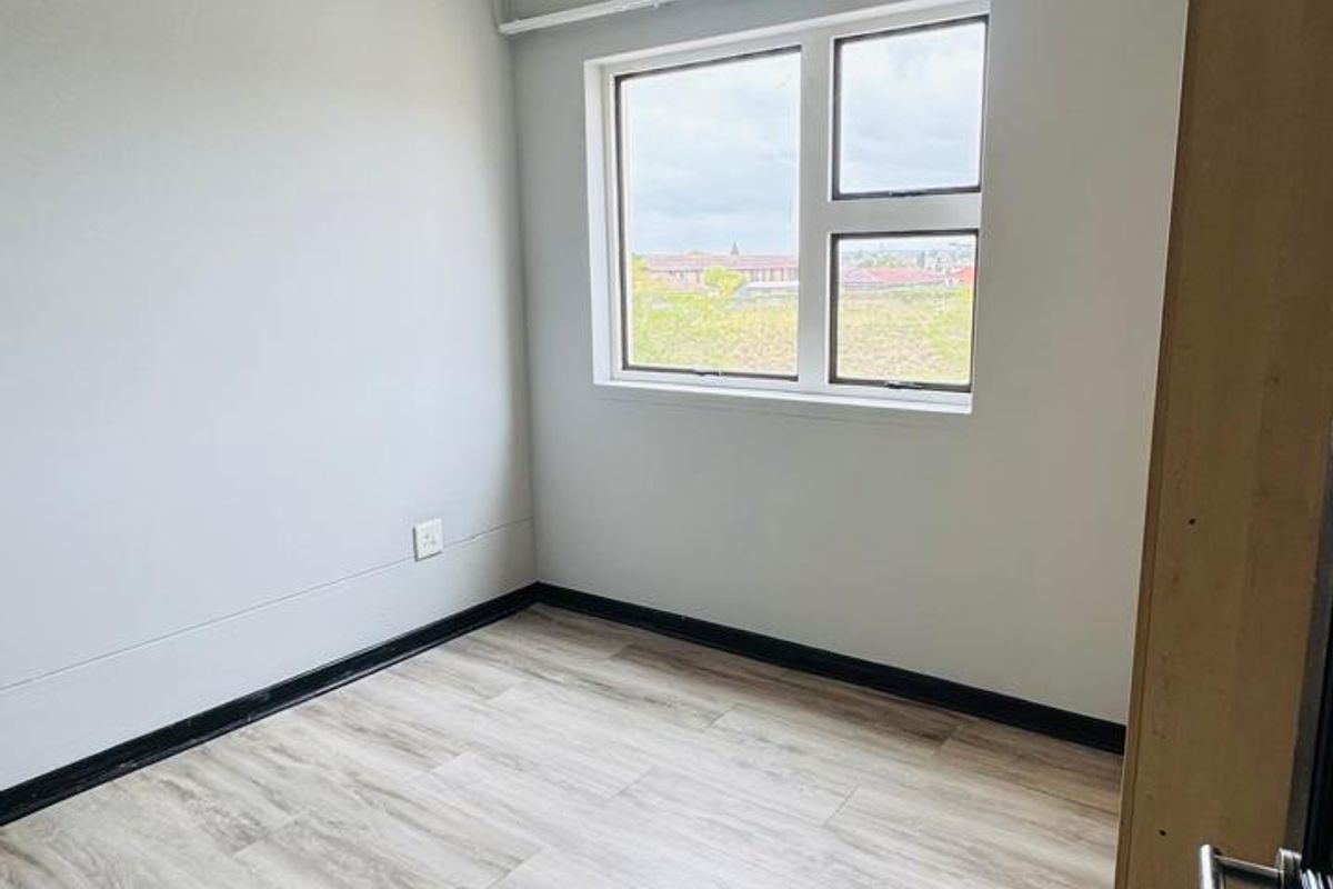 Modern 2- Bed, 2 -bath Apartment for Sale in Lennox Estate - Photo 2