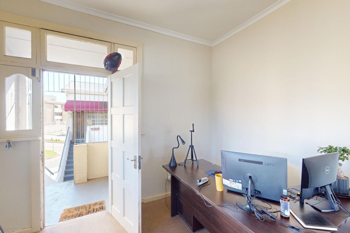 Spacious 2-Bedroom Apartment With Sea Views in Trendy Richmond Hill - Photo 2