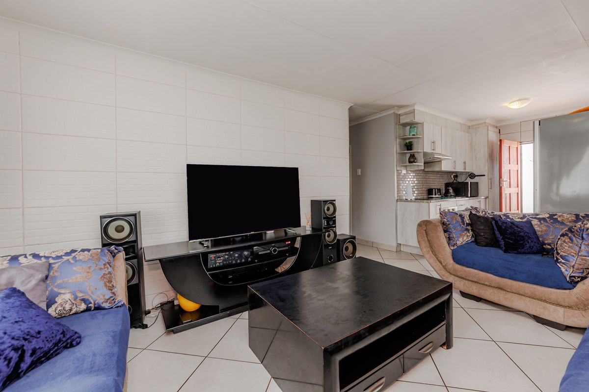 Move-In Ready 3-Bedroom Home in Mohlakeng - Photo 5
