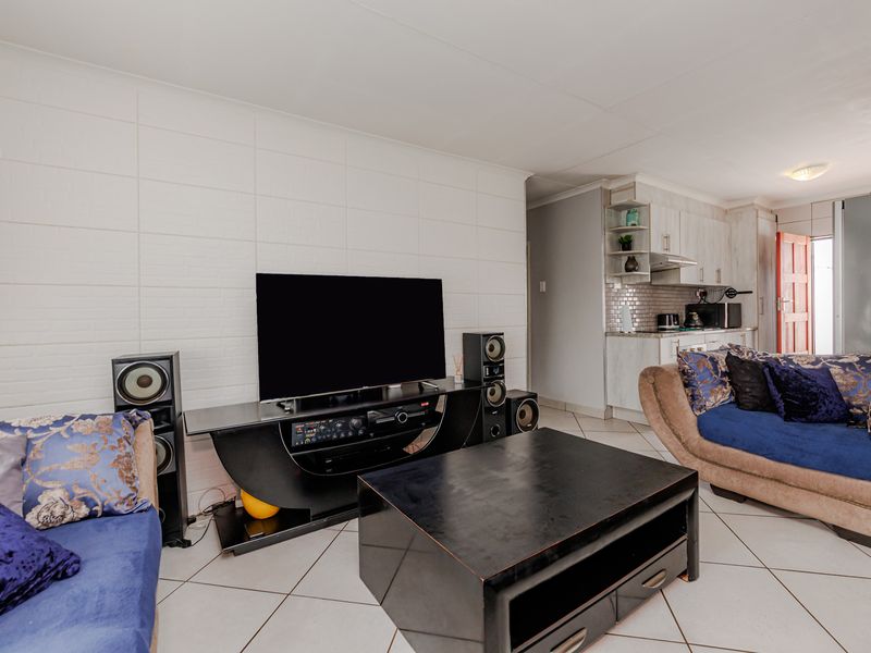 Move-In Ready 3-Bedroom Home in Mohlakeng - Photo 5