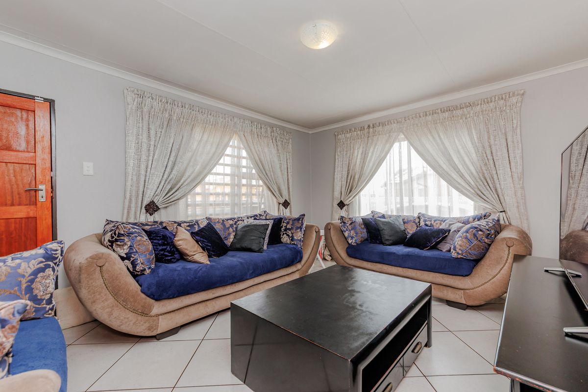 Move-In Ready 3-Bedroom Home in Mohlakeng - Photo 4