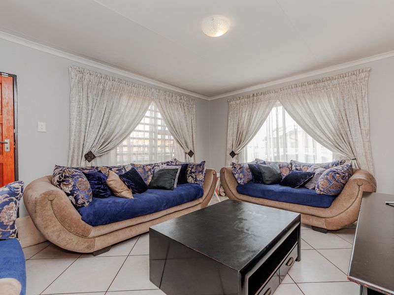 Move-In Ready 3-Bedroom Home in Mohlakeng - Photo 4