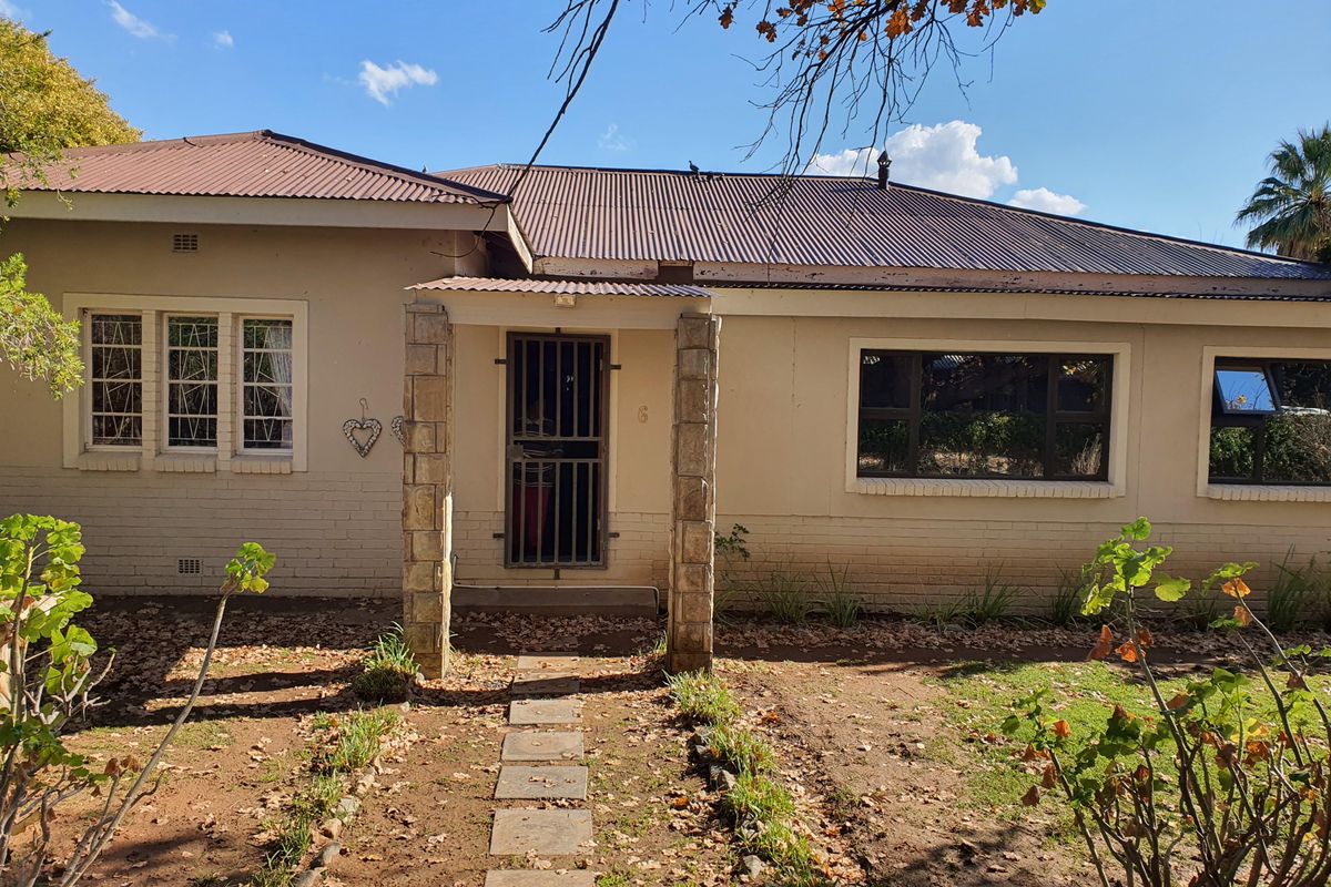 Perfect location! - Photo 2