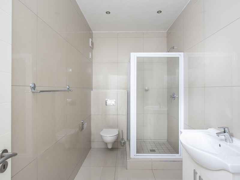 Coastal Elegance Meets Everyday Convenience 3 Bedroom Apartment - Photo 10