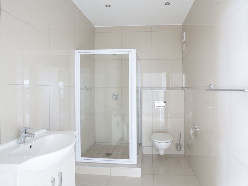 Coastal Elegance Meets Everyday Convenience 3 Bedroom Apartment - Photo 10