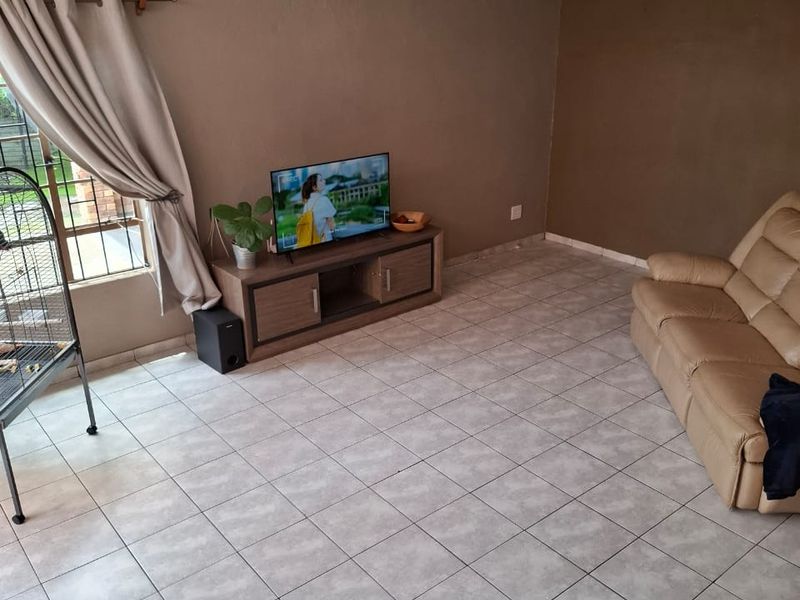 Freestanding 3‐bedroom home with flat, surrounded by nature in tranquil Numbi Park. - Photo 10