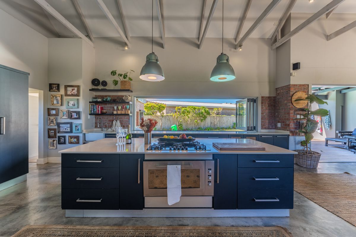 A Rare Coastal Sanctuary Just Steps from the Sea of Cape St Francis - Photo 3