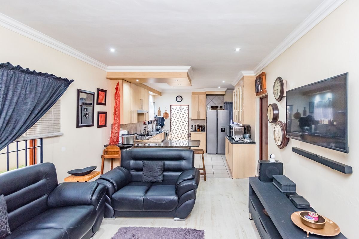 Contemporary Elegance in Theoschea Estate, Chancliff Ridge - Photo 4