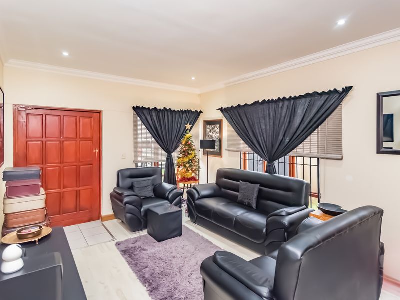 Contemporary Elegance in Theoschea Estate, Chancliff Ridge - Photo 3