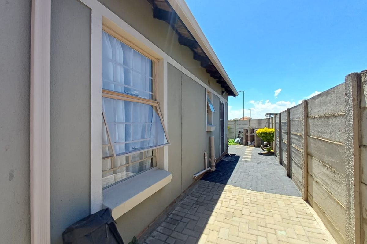 Secure Estate Living with Expansion Potential - Photo 4