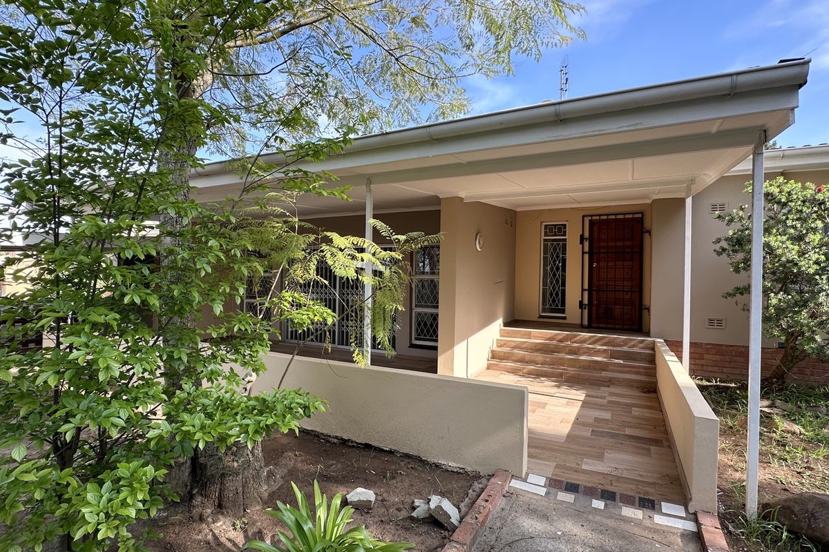 Well Maintained 4 Bedroom Family Home With Additional Room/Bathroom For Sale - Fort Gale, Mthatha - Photo 2