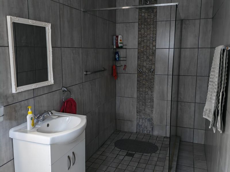 A Warm & Timeless Home in the Heart of Eendekuil – Cape Rooibos Region - Photo 8