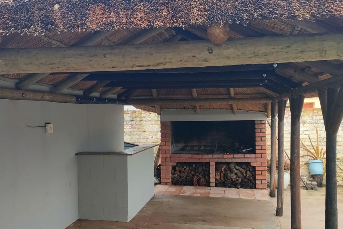 A Warm & Timeless Home in the Heart of Eendekuil – Cape Rooibos Region - Photo 5