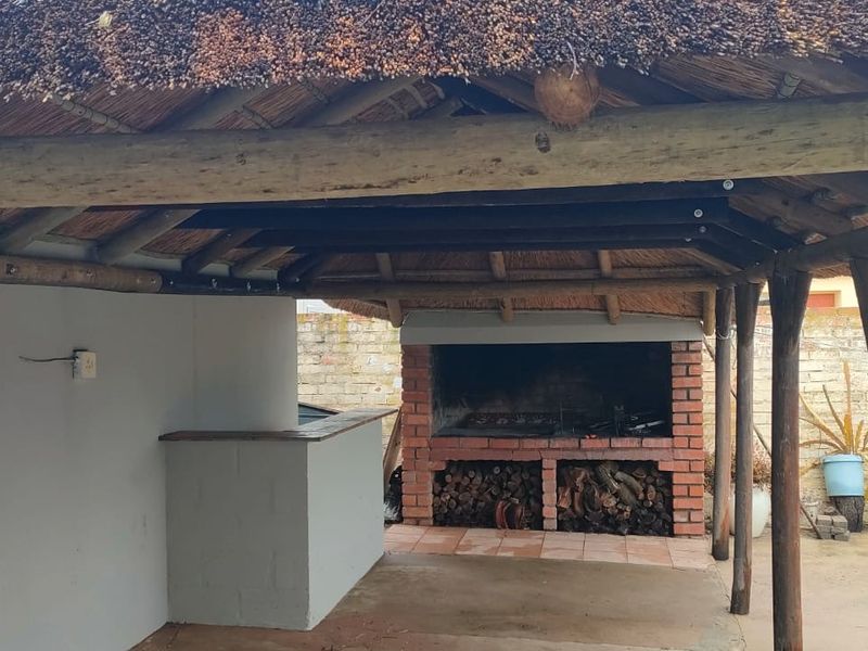 A Warm & Timeless Home in the Heart of Eendekuil – Cape Rooibos Region - Photo 5