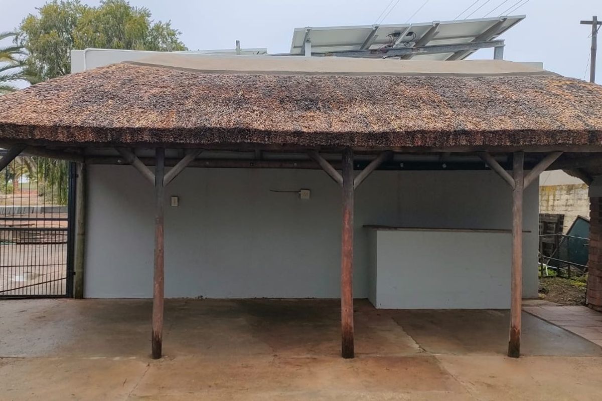 A Warm & Timeless Home in the Heart of Eendekuil – Cape Rooibos Region - Photo 2