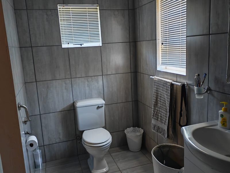 A Warm & Timeless Home in the Heart of Eendekuil – Cape Rooibos Region - Photo 7