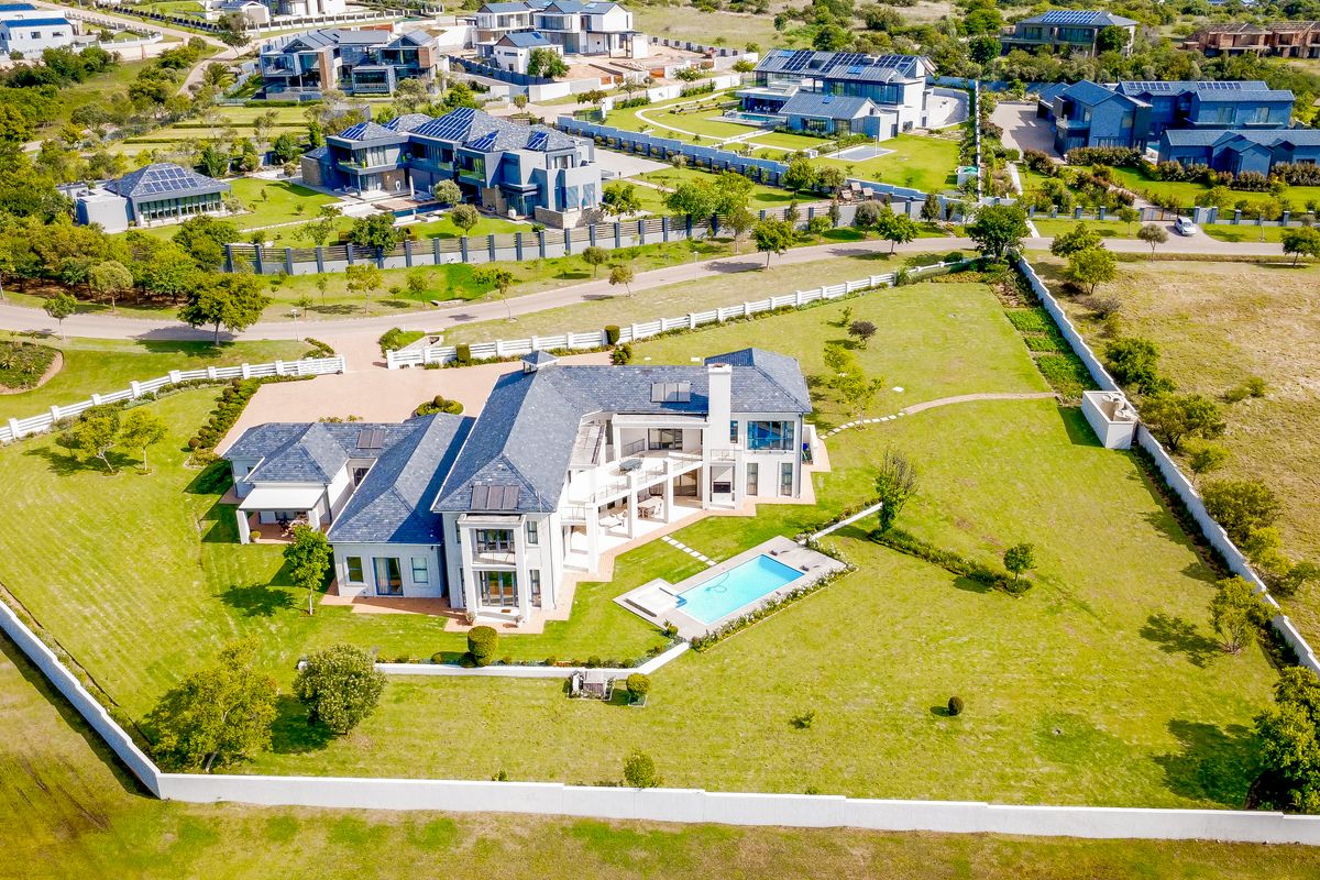 A mansion in an Equestrain Estate. - Photo 2