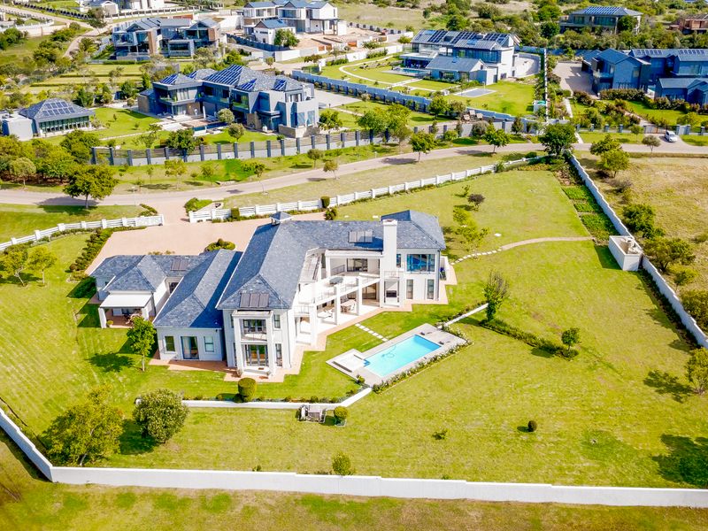 A mansion in an Equestrain Estate. - Photo 2