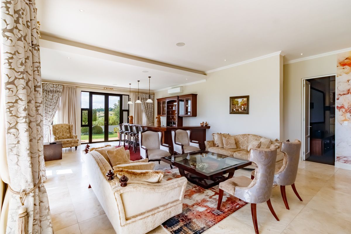 A mansion in an Equestrain Estate. - Photo 5