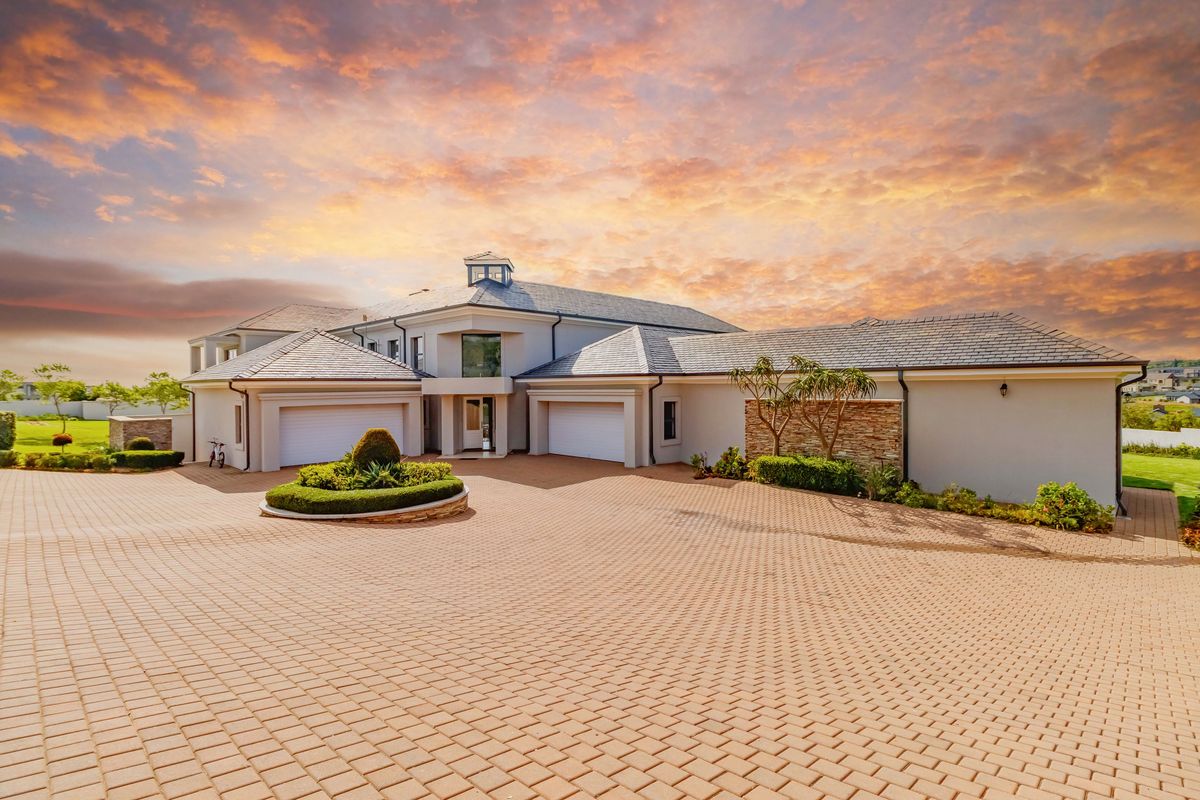 A mansion in an Equestrain Estate. - Photo 3