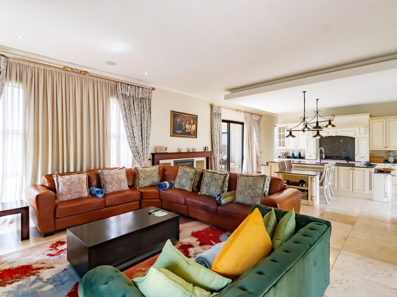 A mansion in an Equestrain Estate. - Photo 10