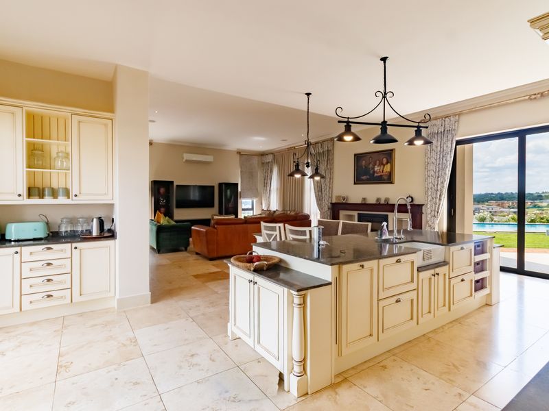 A mansion in an Equestrain Estate. - Photo 9