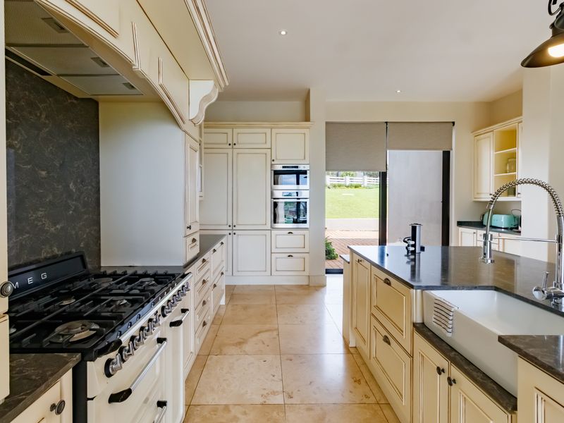 A mansion in an Equestrain Estate. - Photo 8