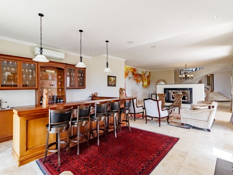 A mansion in an Equestrain Estate. - Photo 6