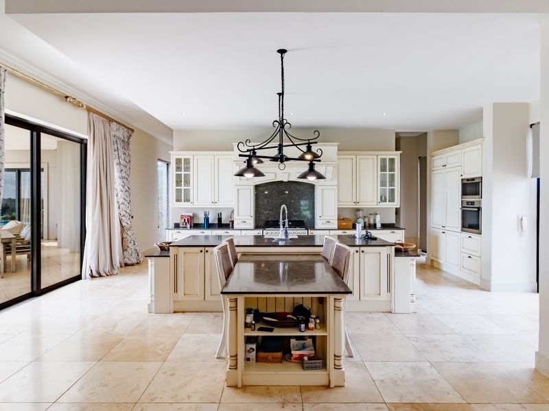 A mansion in an Equestrain Estate. - Photo 7