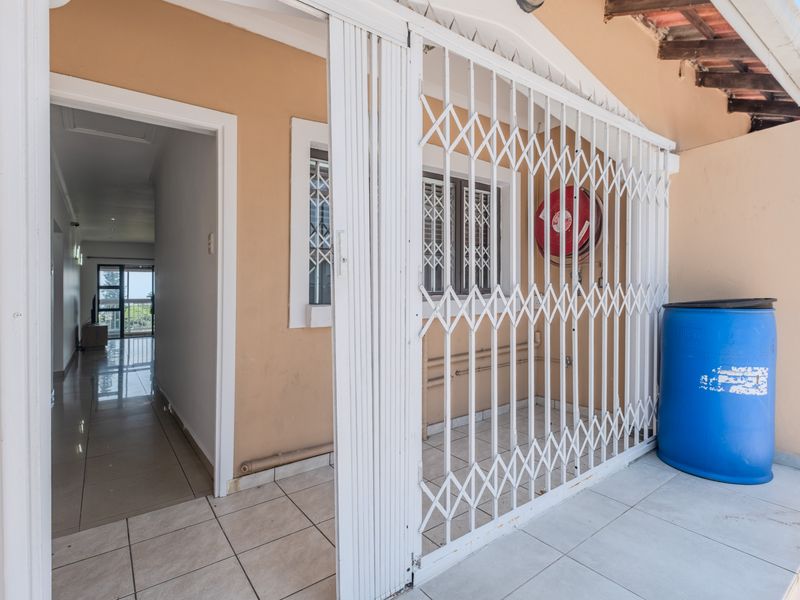 Secure Three Bedroom Townhouse with Sea Views in Prime Durban North - Photo 4