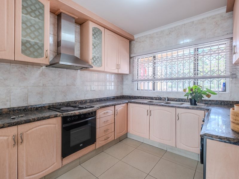 Secure Three Bedroom Townhouse with Sea Views in Prime Durban North - Photo 8