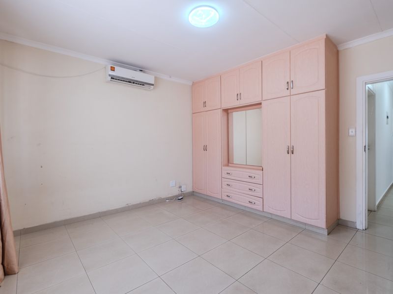 Secure Three Bedroom Townhouse with Sea Views in Prime Durban North - Photo 10
