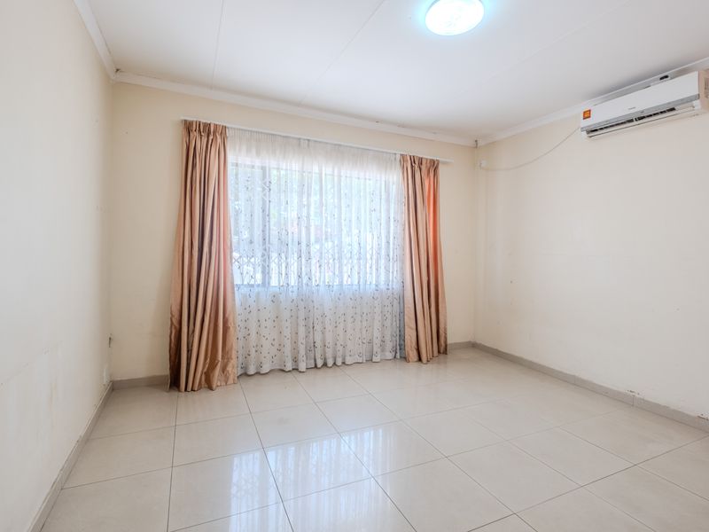 Secure Three Bedroom Townhouse with Sea Views in Prime Durban North - Photo 9