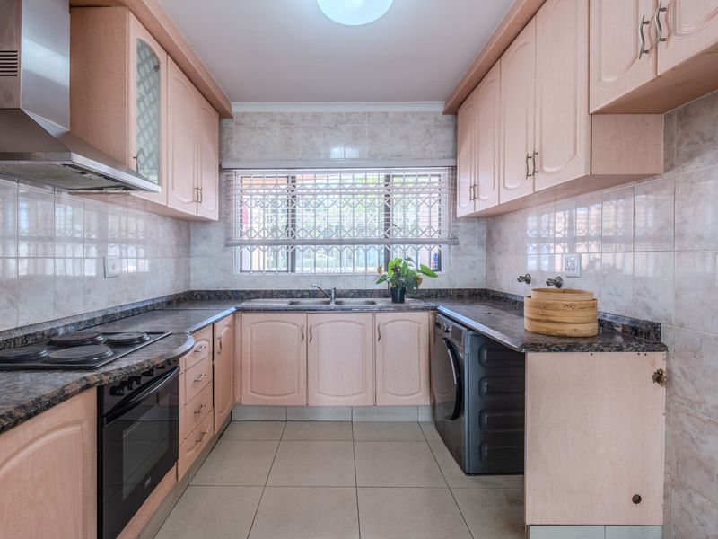 Secure Three Bedroom Townhouse with Sea Views in Prime Durban North - Photo 7