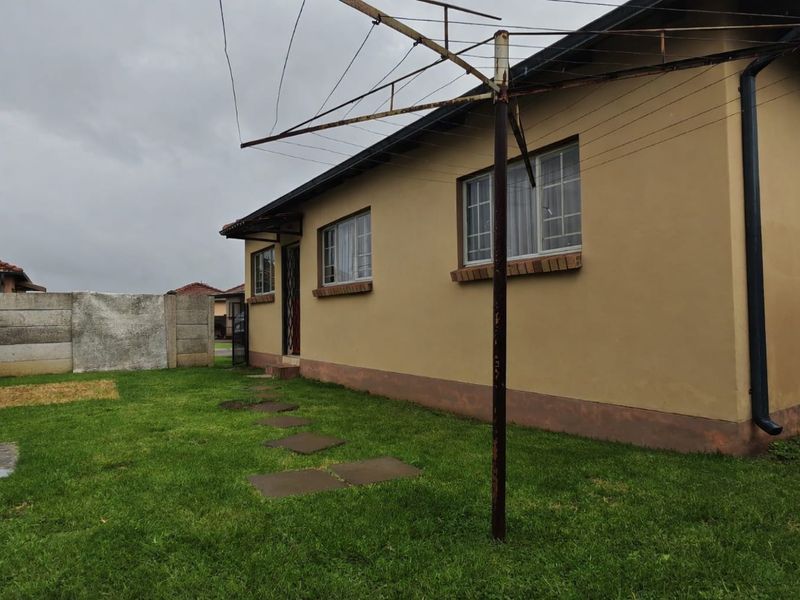 Secure Family Living - Photo 2