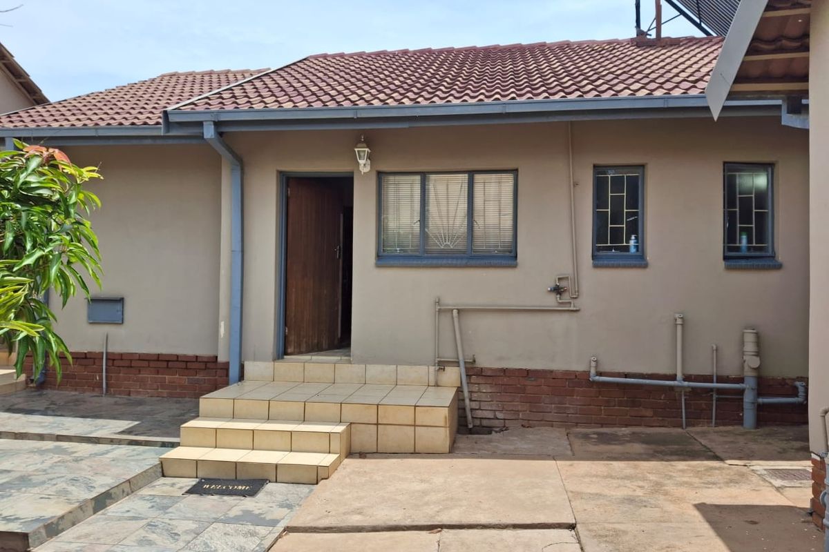 A statement home with timeless appeal! - Photo 3