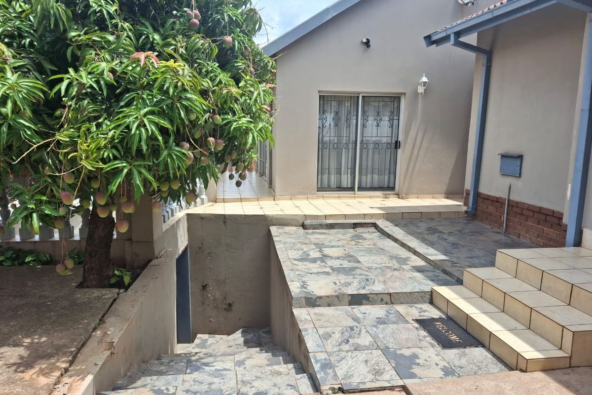 A statement home with timeless appeal! - Photo 2