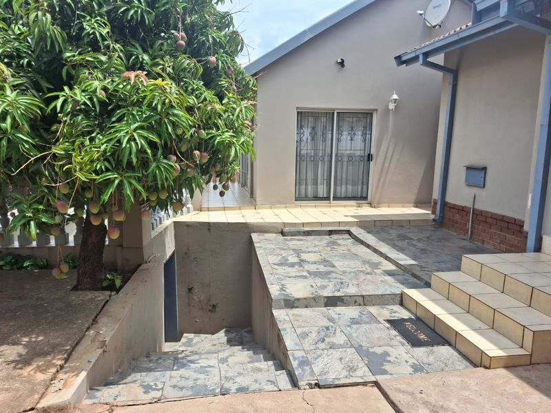 A statement home with timeless appeal! - Photo 2