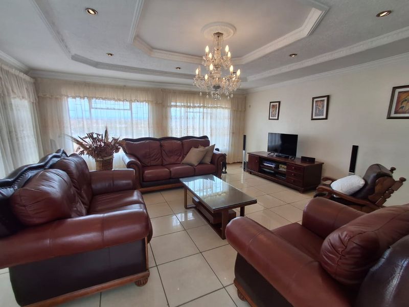 A statement home with timeless appeal! - Photo 10