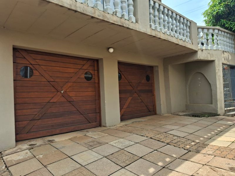 A statement home with timeless appeal! - Photo 1
