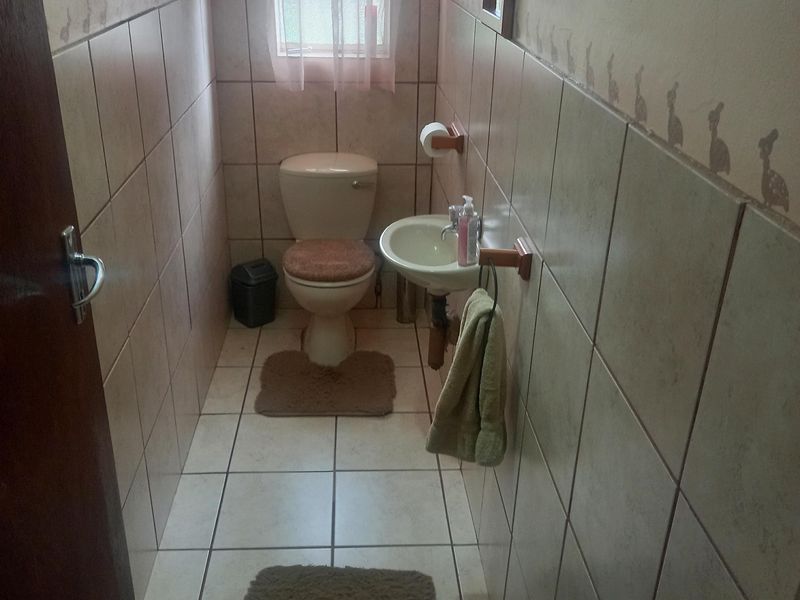 SPACIOUS WELL-ESTABLISHED HOME WITH SEPARATE FLATLET ON A BIG STAND FOR SALE! - Photo 4