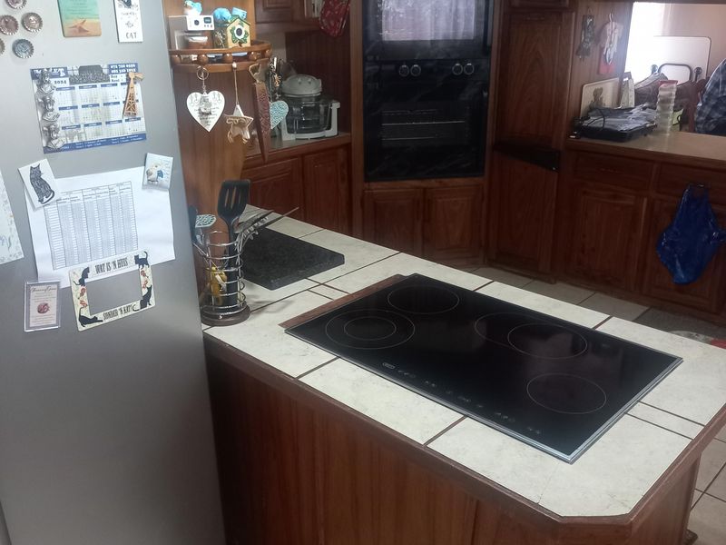 SPACIOUS WELL-ESTABLISHED HOME WITH SEPARATE FLATLET ON A BIG STAND FOR SALE! - Photo 6