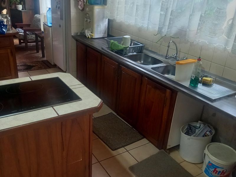 SPACIOUS WELL-ESTABLISHED HOME WITH SEPARATE FLATLET ON A BIG STAND FOR SALE! - Photo 7