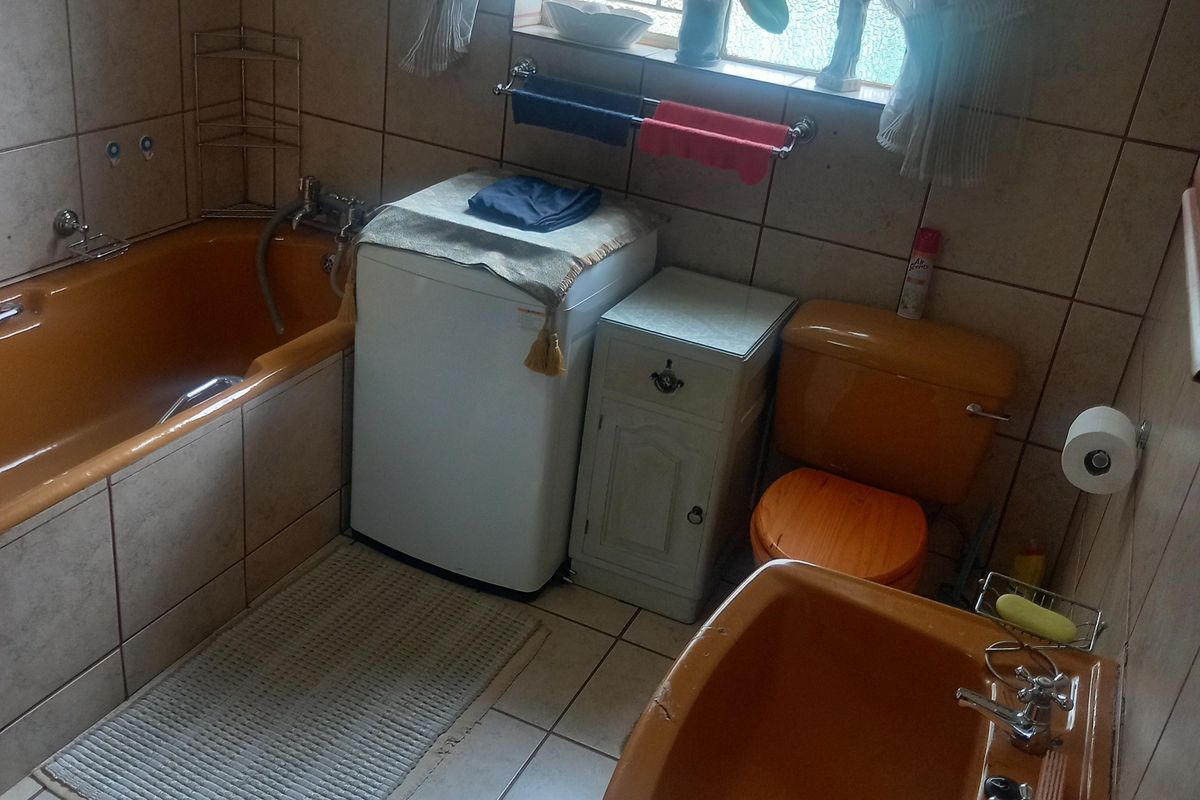 SPACIOUS WELL-ESTABLISHED HOME WITH SEPARATE FLATLET ON A BIG STAND FOR SALE! - Photo 3