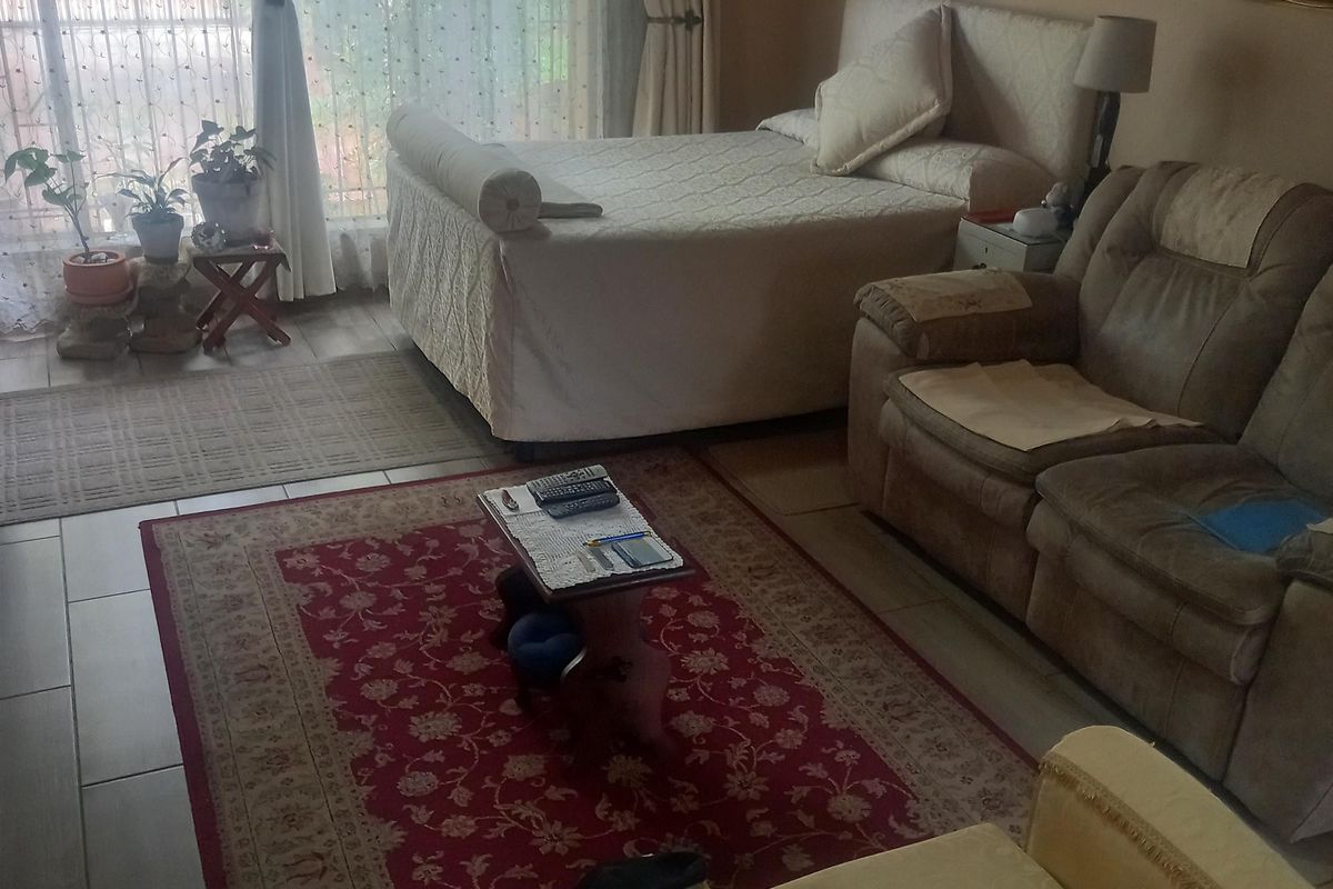 SPACIOUS WELL-ESTABLISHED HOME WITH SEPARATE FLATLET ON A BIG STAND FOR SALE! - Photo 2