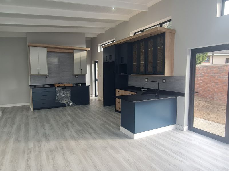 Modern Luxury Home in Linkside – Spacious Family Living with Sea Views & Separate Guest Suite - Photo 3